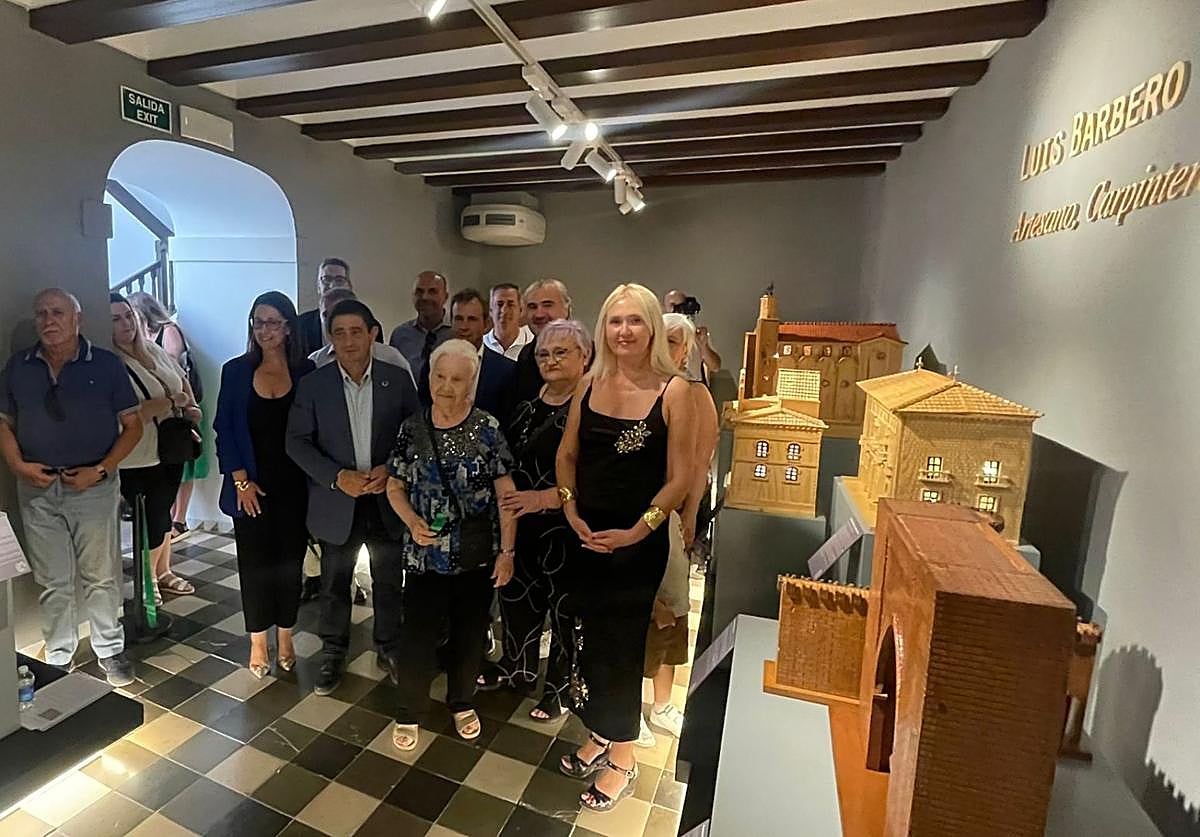 Autoridades junto a familiares de Luis Barbero.