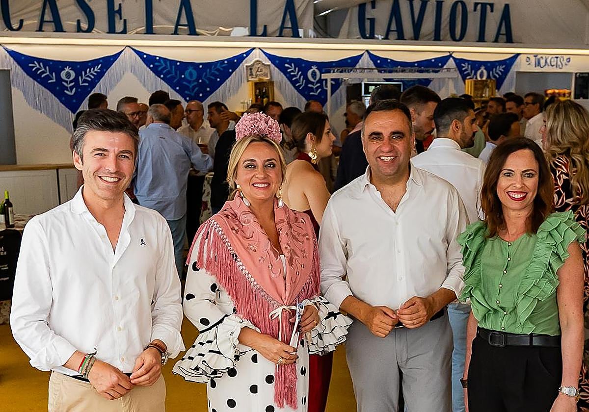 Miembros del PP en la caseta de La Gaviota.