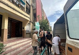 Vecinos de Casería de Montijo y voluntarios de la asociación ayudan a descargar los muebles donados