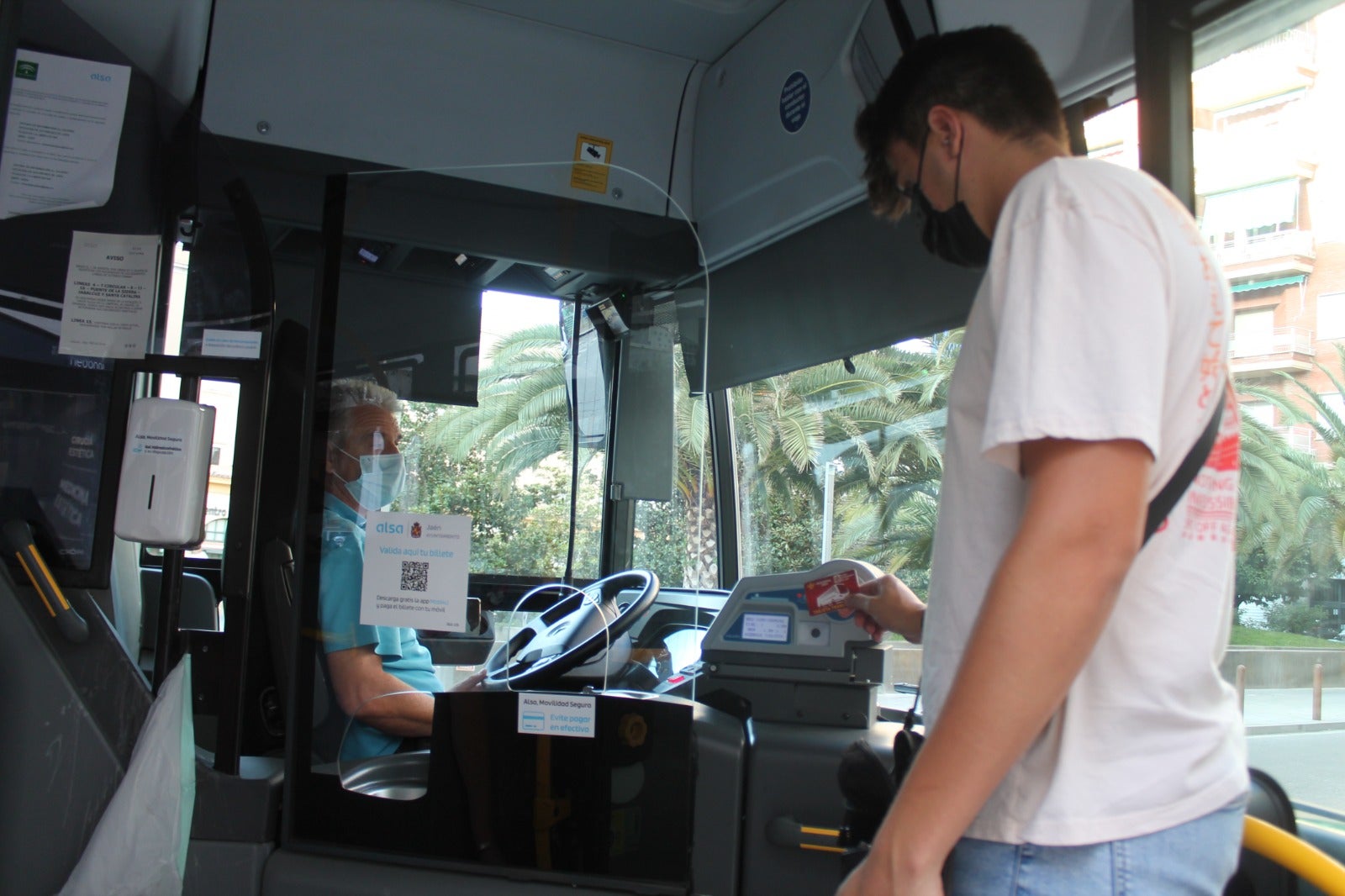 Los andaluces que podrán viajar gratis en el transporte público en Andalucía.
