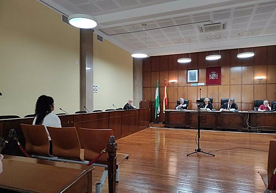 La acusada, durante el juicio antes de suspenderse.
