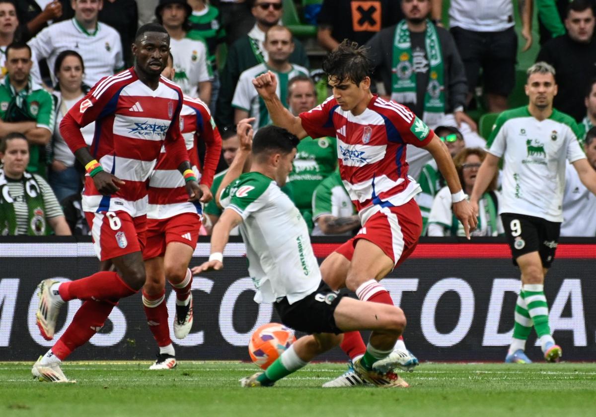 Martin Hongla y Gonzalo Villar, durante el partido disputado en El Sardinero ante el Racing de Santander.
