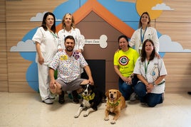 Los perritos posan junto a sanitarios delante de su casita