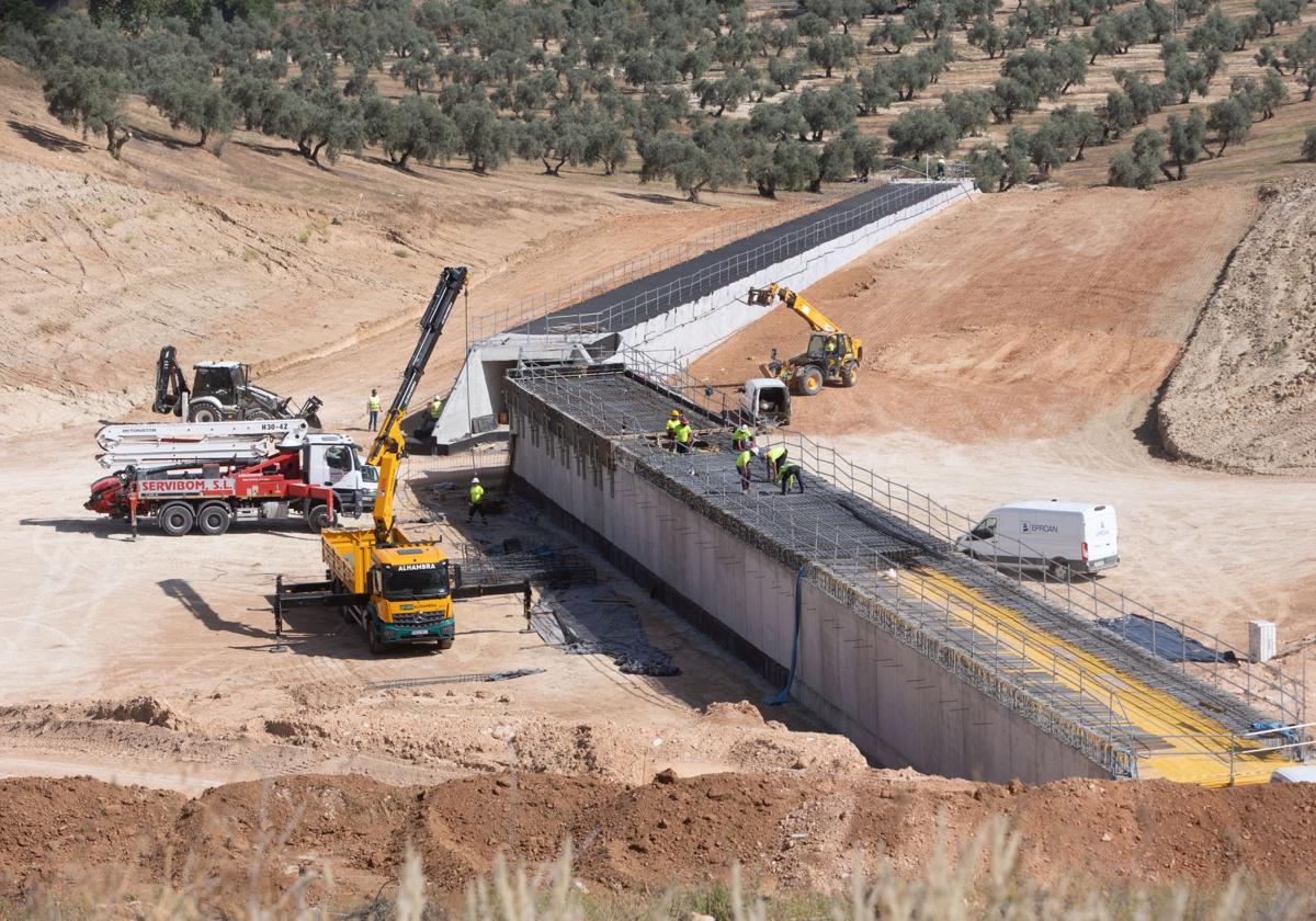 Obras en el tramo Riofrío de la variante de Loja, este jueves.