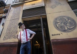 Stephen Martin Daly, ataviado según marca la novela Ulises de James Joyce, en la entrada de su pub irlandés.