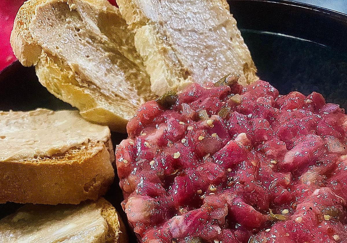 Imagen principal - El restaurante de Granada que arrasa con su menú de buey certificado: «Es algo único»