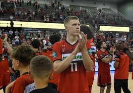 Elias Valtonen y Sergi García aplauden a los aficionados.