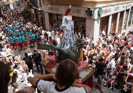 La tarasca de Granada, a su paso por Mesones, este miércoles.