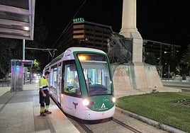 El tranvía realiza las pruebas.