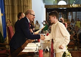 Pedro Mercado, rector de la UGR, entrega uno de los premios.