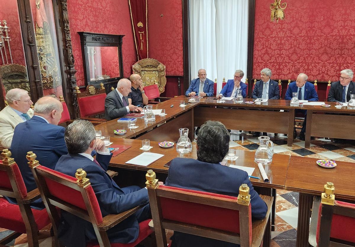 Los presidentes de las hermandades, en el Ayuntamiento de Granada.