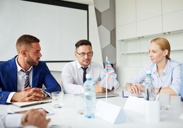 Cursos de inglés para empresas con los que aprender escuchando y hablando. Profesores nativos y toda clase de acentos