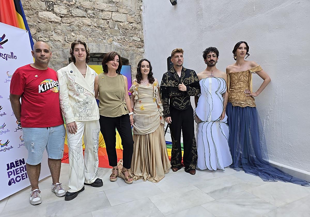 Alberto Batres, segundo por la izquierda, en la presentación en los Baños del Naranjo.