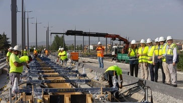 Trabajos de colocación de la vía en la zona entre La Gloria y Las Gabias.