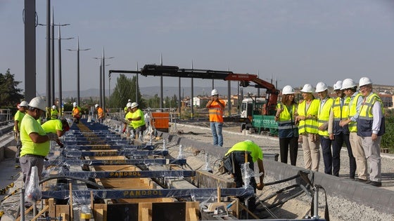 Trabajos de colocación de la vía en la zona entre La Gloria y Las Gabias.
