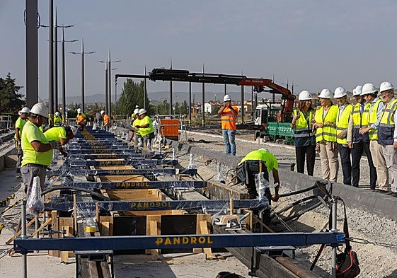 Trabajos de colocación de la vía en la zona entre La Gloria y Las Gabias.
