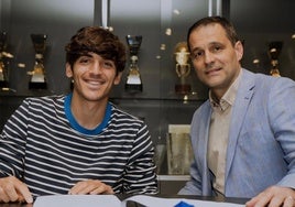Villar, al firmar su nuevo contrato.