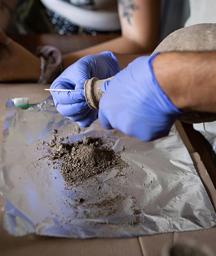Imagen secundaria 2 - Limpiando y clasificando los restos en el laboratorio. 