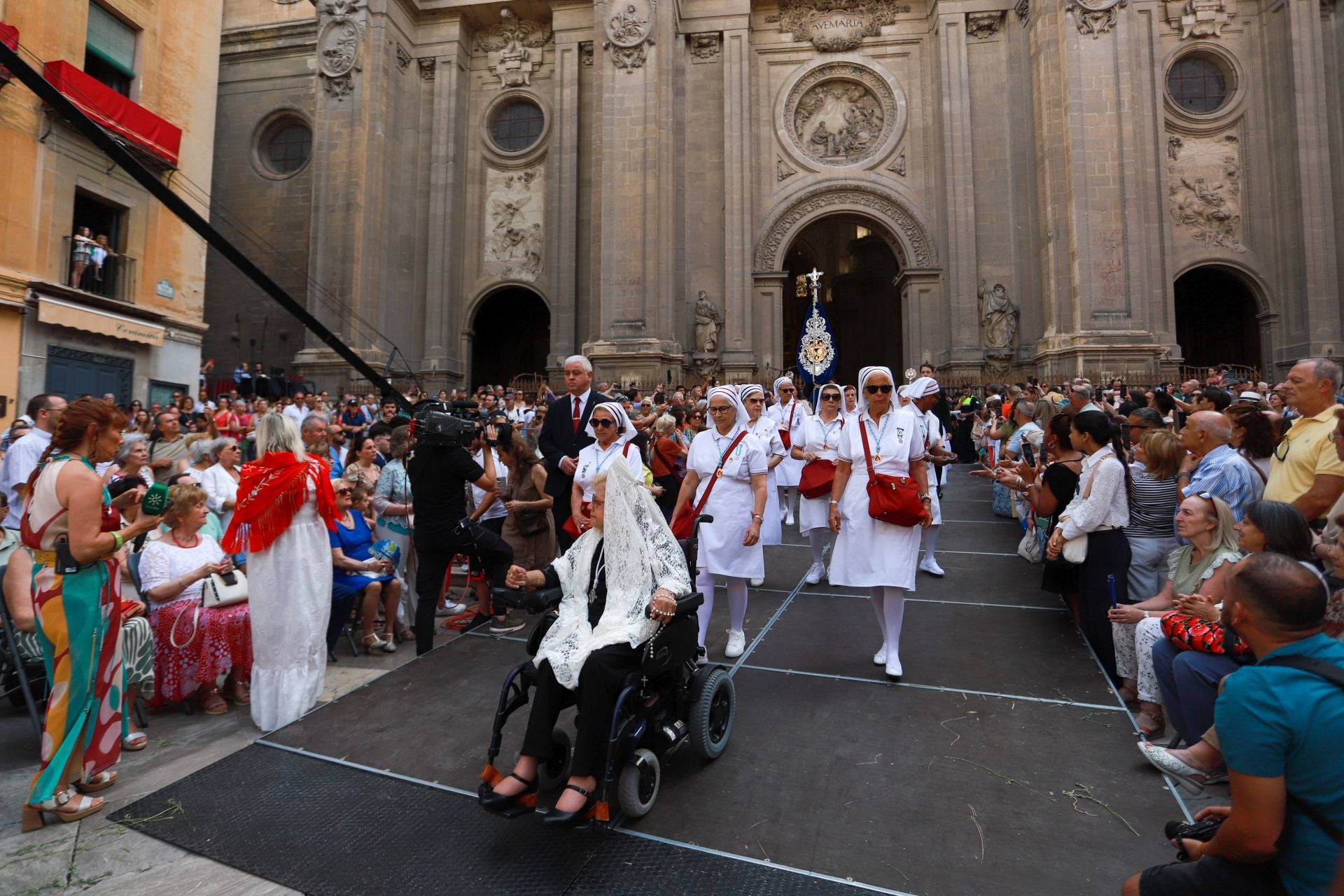 La procesión del Corpus recorre Granada en su día festivo