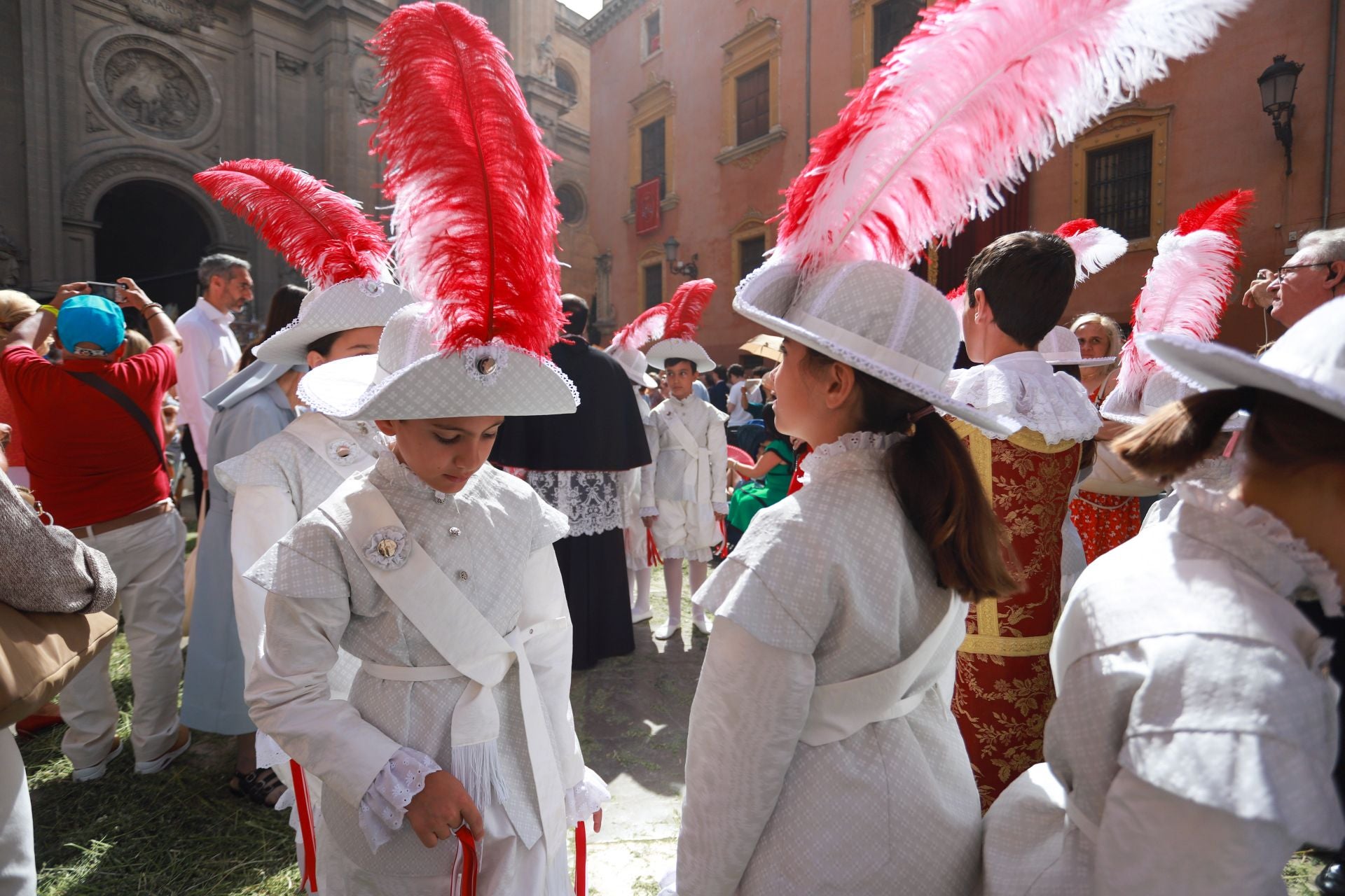La procesión del Corpus recorre Granada en su día festivo