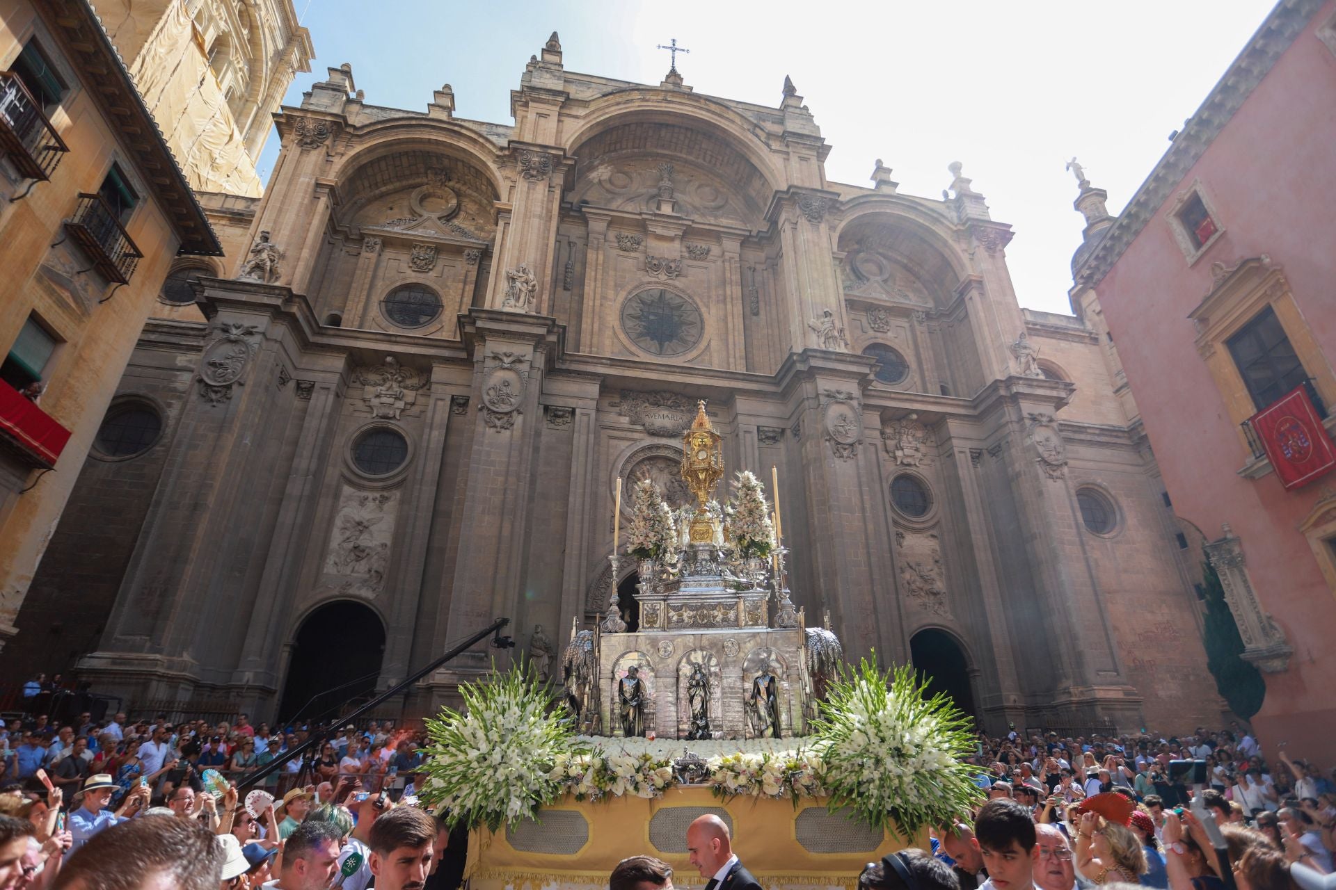 La procesión del Corpus recorre Granada en su día festivo