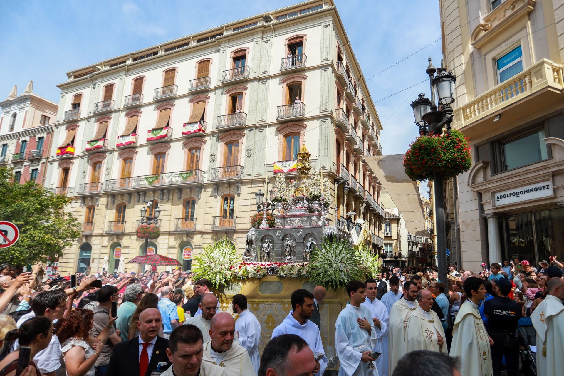 La procesión del Corpus recorre Granada en su día festivo
