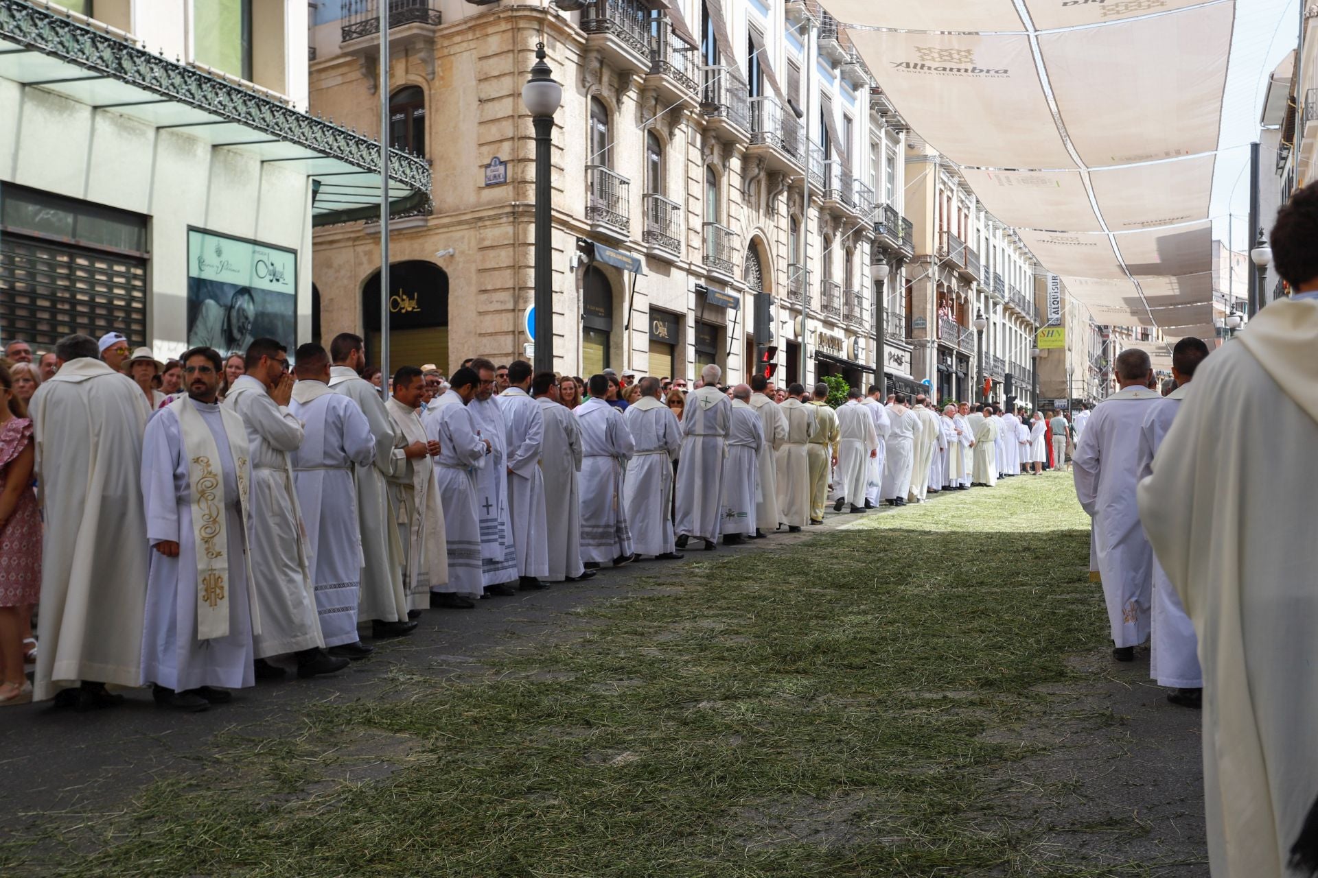 La procesión del Corpus recorre Granada en su día festivo