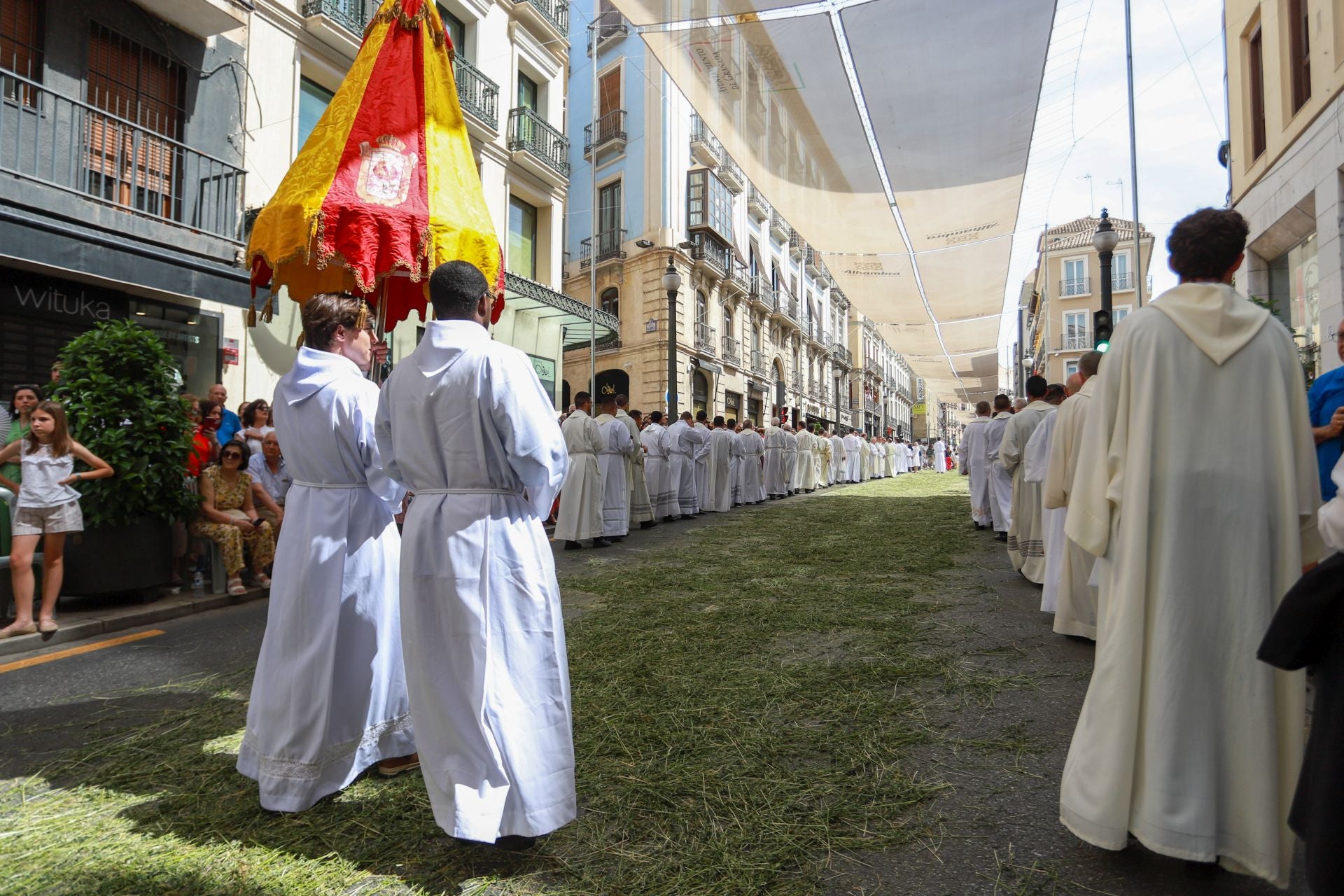 La procesión del Corpus recorre Granada en su día festivo