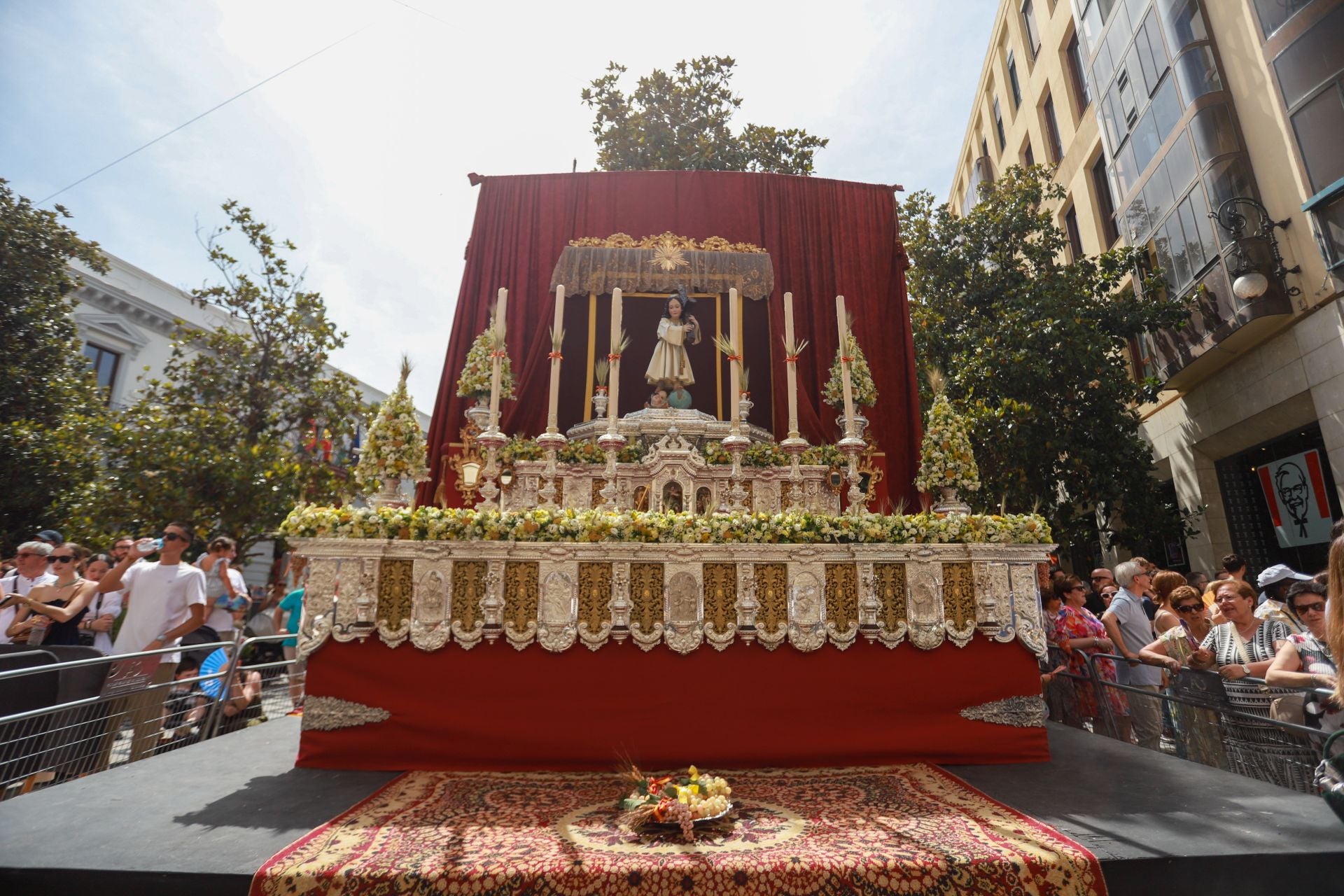 La procesión del Corpus recorre Granada en su día festivo