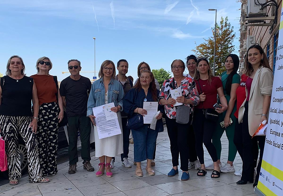 Campaña concienciación limpieza calle Miguel Castillejo, en la capital, dentro dle progama Eracis.