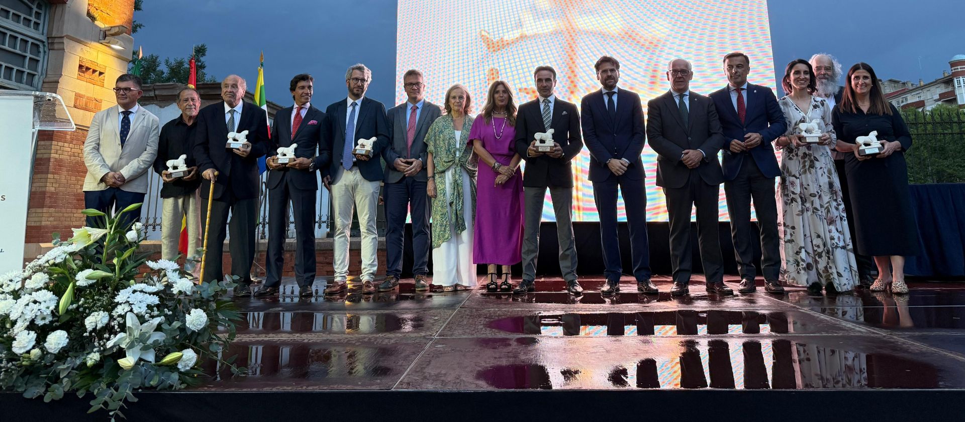 Foto de familia de los premiados y las autoridades.