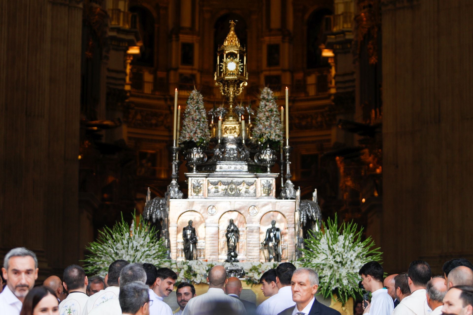 La procesión del Corpus recorre Granada en su día festivo
