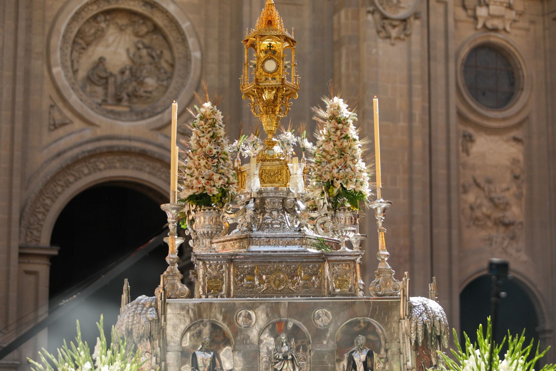La procesión del Corpus recorre Granada en su día festivo