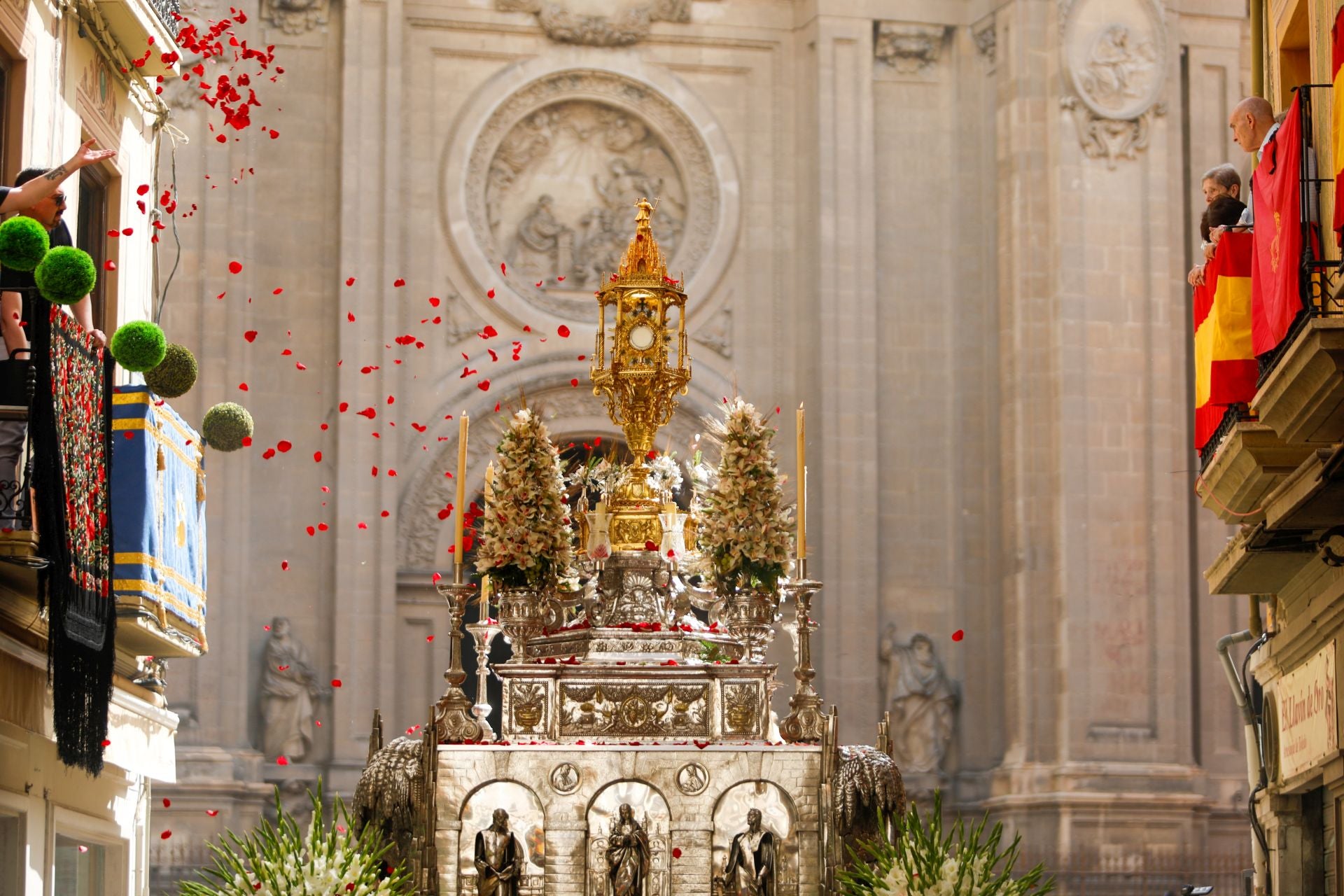 La procesión del Corpus recorre Granada en su día festivo