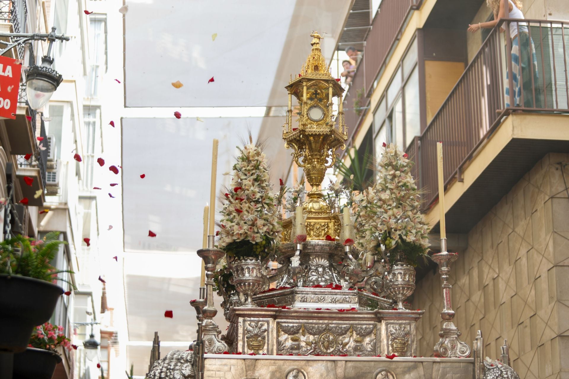 La procesión del Corpus recorre Granada en su día festivo