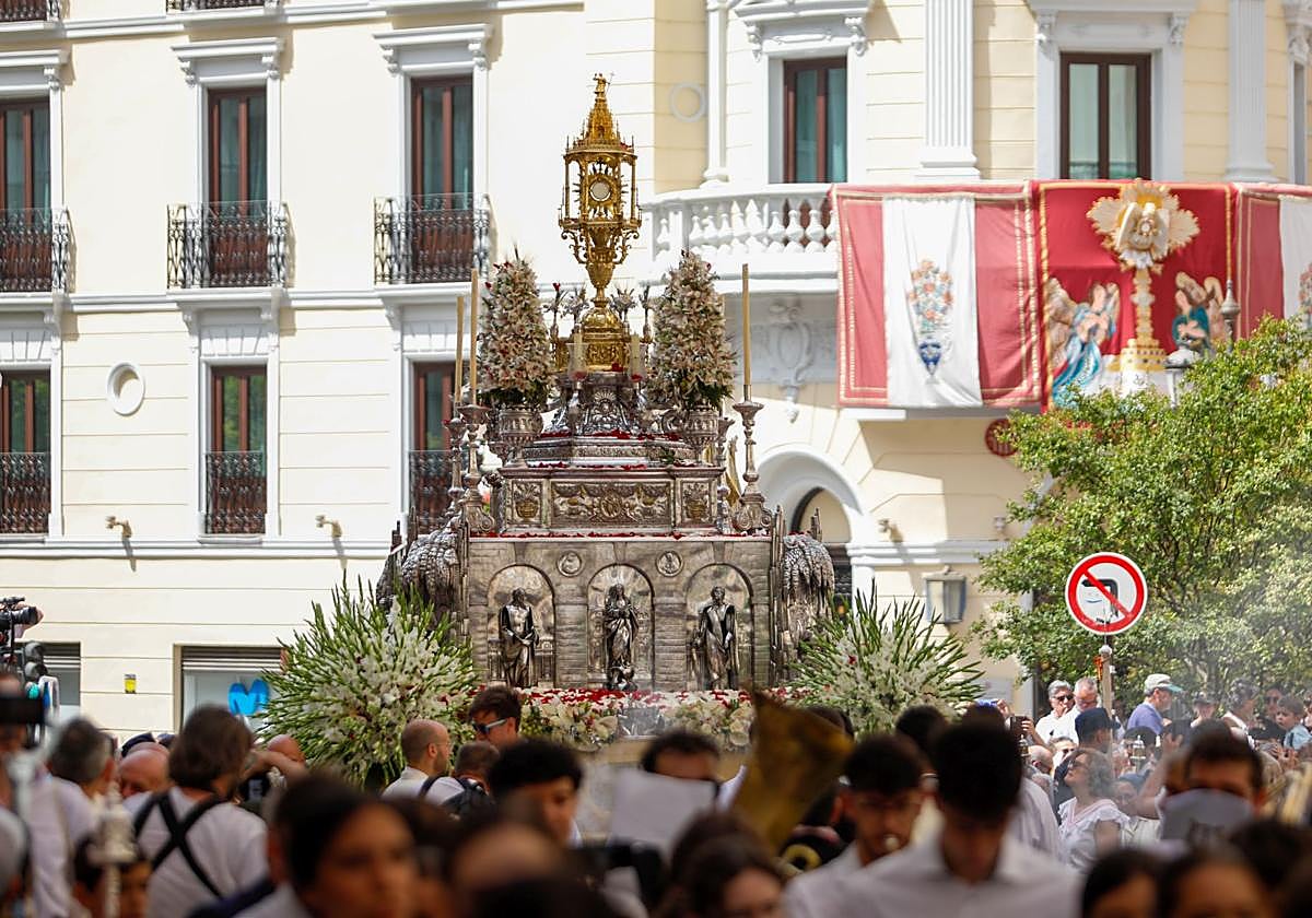 La procesión del Corpus recorre Granada en su día festivo