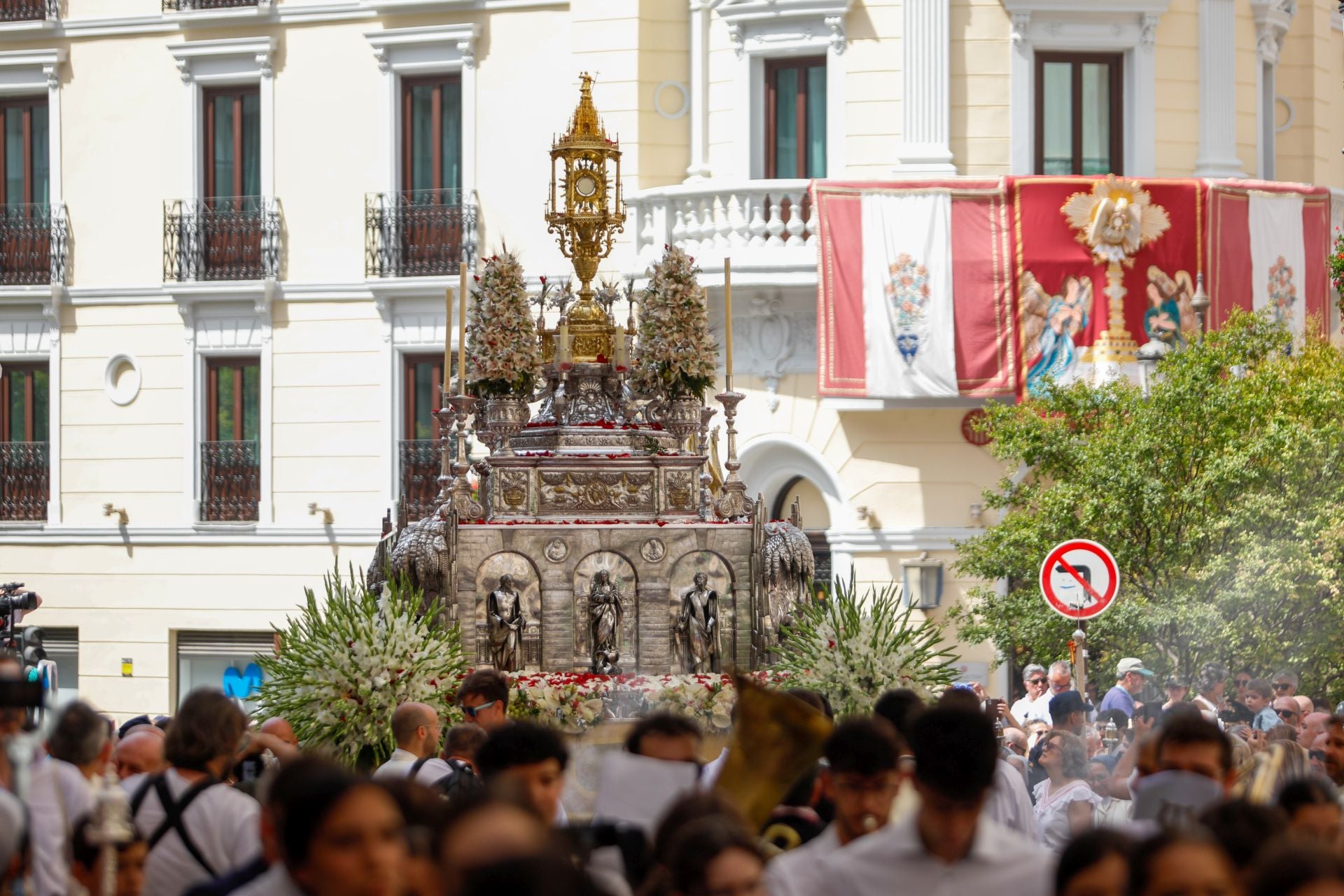 La procesión del Corpus recorre Granada en su día festivo