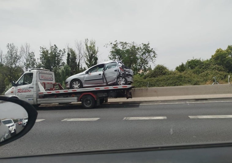 Excarcelan a un herido tras la colisión de un furgón y un coche en la Circunvalación de Granada