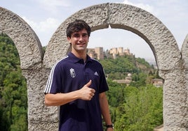 Pedro Alemañ posa en La Chumbera del Sacromonte para los medios del club.