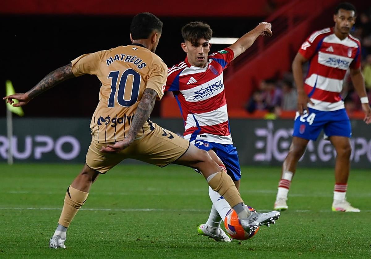 Juanma Lendínez disputa un balón durante el partido con el Eibar en Los Cármenes.