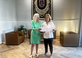 La alcaldesa de Motril, Luisa García Chamorro revisando los proyectos..