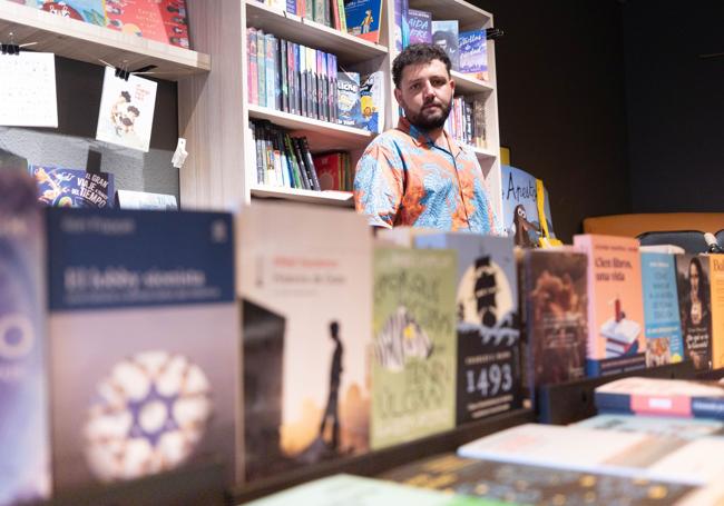 Munir Hachemi, en la librería.
