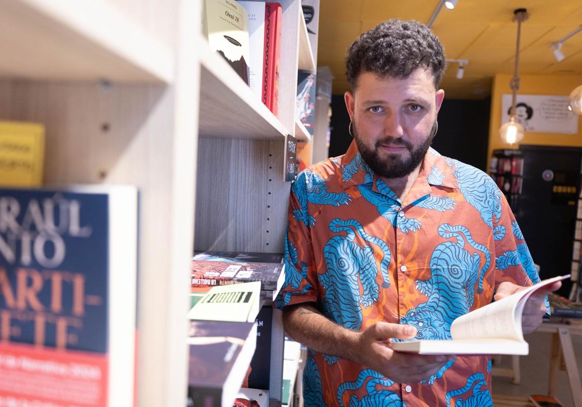 Munir Hachemi, en la librería Tremenda, en calle Molinos.