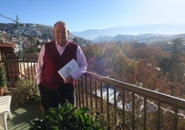 Titos con el libro premiado.