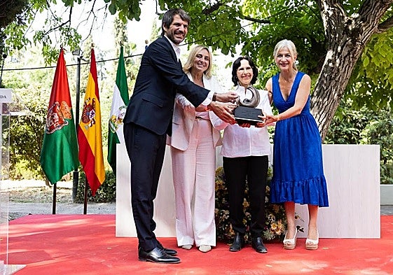Uratsun, Carazo, Bracho y del Pozo, en la entrega del premio.