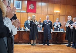 Isabel Perelló recibe la Toga de Plata en la Audiencia de Jaén.