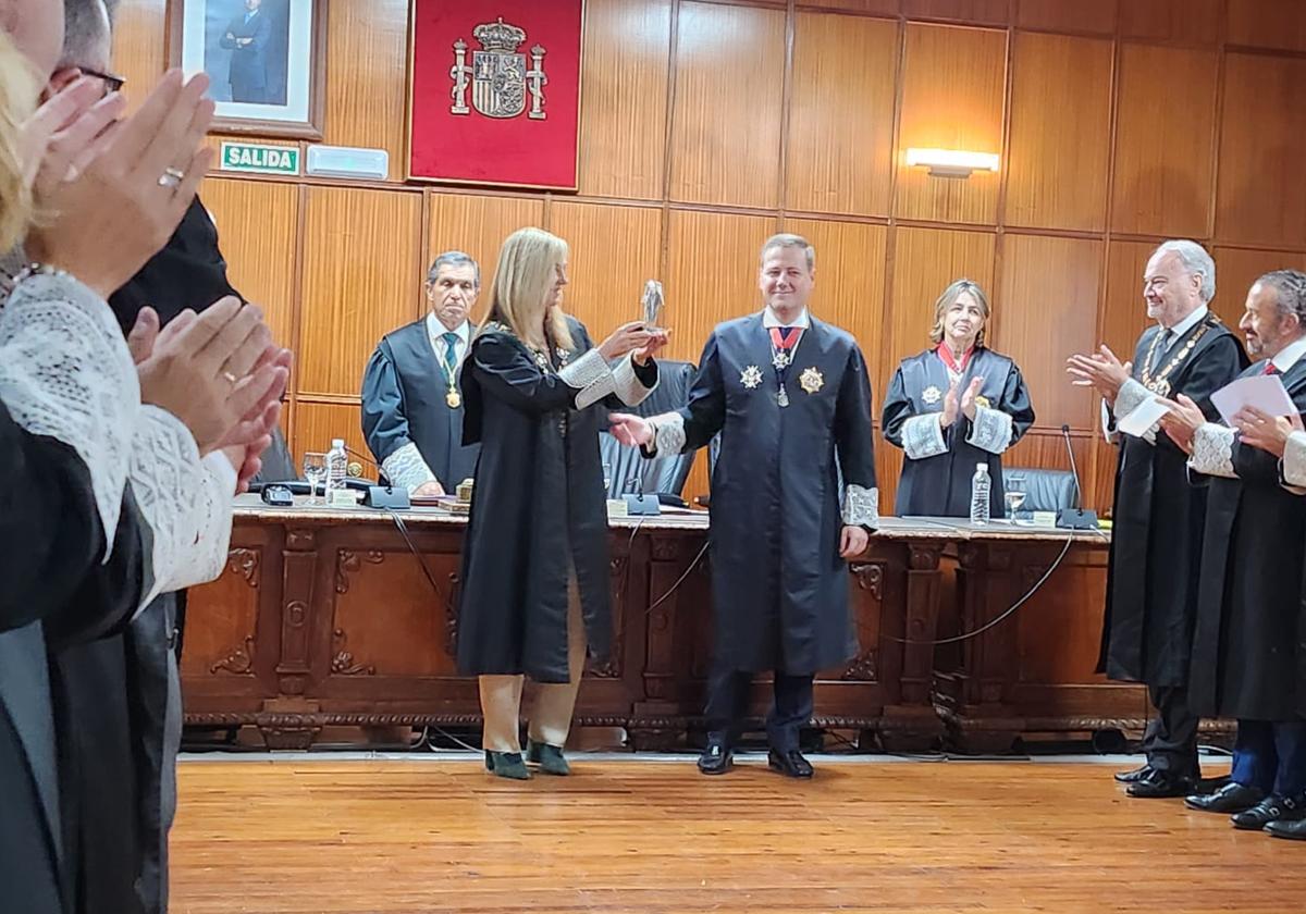 Isabel Perelló recibe la Toga de Plata en la Audiencia de Jaén.