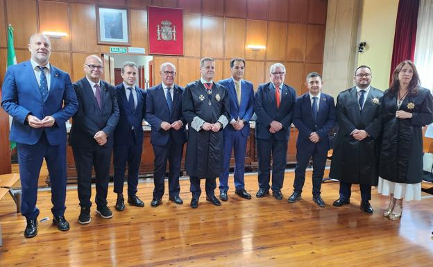 Autoridades que acompañaron al Colegio de Procuradores en el acto.