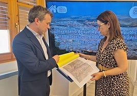 El alcalde, Julio Millán, y la concejala de Urbanismo, África Colomo.