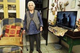 Hermínia Juárez dentro de su casa situada en el pueblo de Fregenite, de tan solo 5 habitantes